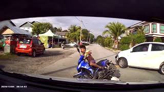 Keluar simpang Langgar budak naik motor