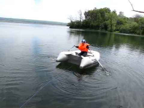 Vlad cu barca pe lac.MOV