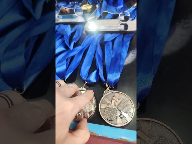 Vídeo relacionado con Trofeos, medallas y premios Trofeo De Cristal Transparente Trofeo del Premio del Torneo De Tenis De Mesa Premio Al Campeón Deportivo De Tenis De Mesa Trofeo De Honor Trofeo Grabado Trofeos