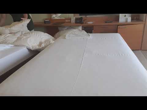 Hotel Bedmaking