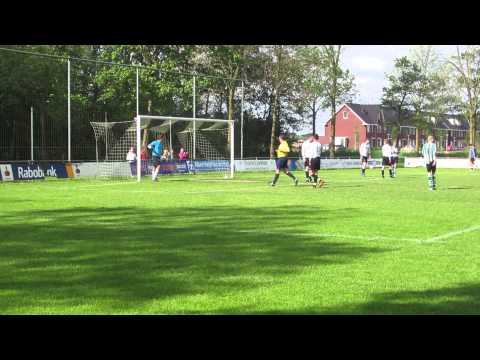 Bij een 0-0 gaat de bal op de lat bij Wieldrecht B1 (3 mei 2014)