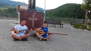 preview picture of video 'Vellezerit Markaj kenge per kishen e laqit'