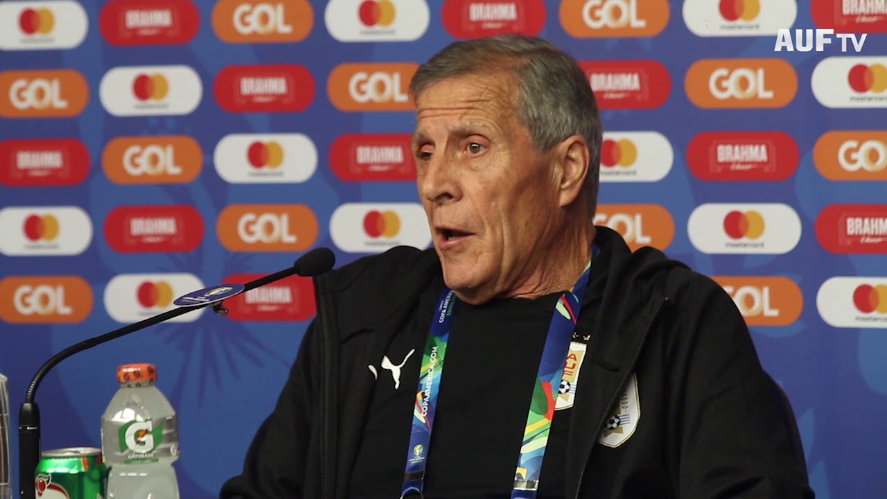 Conferencia de Tabárez y Godín a un día del debut