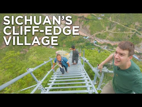 Guy Climbs A 2,556-Step Mountain Ladder In Sichuan, China, And It Looks Absolutely Terrifying