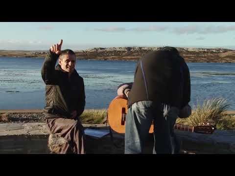 Guitarreada en la bahía de Puerto Argentino