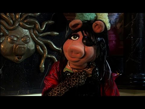 Miss Piggy Melts! | The Muppets' Wizard of Oz (2005) | Classic Muppet Moments