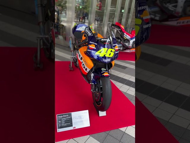 Vídeo relacionado con OPO 10 - Casco Valentino Rossi Moto Grand Prix Temporada 2002 Escala 1/5 Compatible con Honda RC211V - CR039