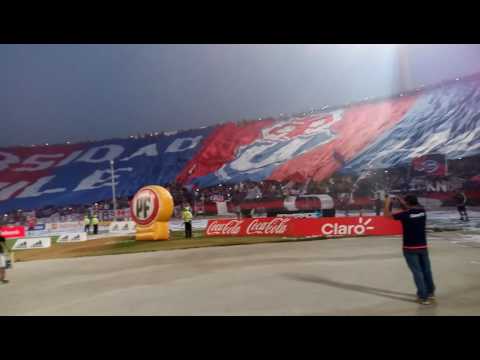 "Salida Universidad de Chile vs Iquique (bandera más grande del mundo)" Barra: Los de Abajo • Club: Universidad de Chile - La U