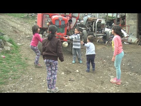 Ceo fudbalski tim - Razgovori pokraj puta - Obicaji Radjevine - Dobrivoje i Dobrila Pantelic