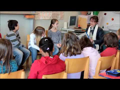 Helga Karoline Fanzott ließt aus "Der Lichtsucher" an der VS Welzenegg