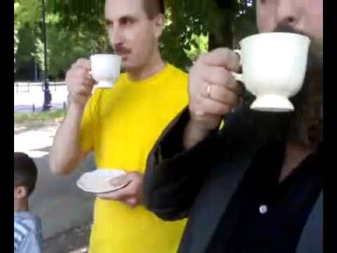 KURZEJA OBLIZUJE SIĘ LUBIEŻNIE