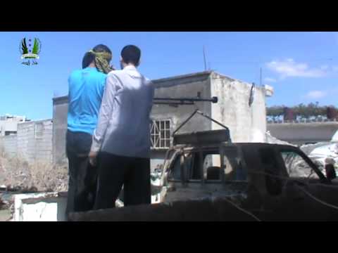 تجهيز رشاش الدوشكا من قبل عناصر لواء النصر لضرب حاجز الغربال في بلدة الدار الكبيرة في ريف حمص