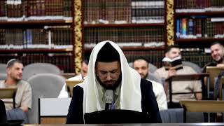 הרב נתנאל סנדרו בוחניק שליט"א - מעמד אמירת הסליחות (הרב נתנאל סנדרו בוחניק) - התמונה מוצגת ישירות מתוך אתר האינטרנט יוטיוב. זכויות היוצרים בתמונה שייכות ליוצרה. קישור קרדיט למקור התוכן נמצא בתוך דף הסרטון