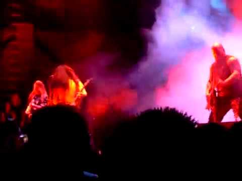 SLAYER : Tom Araya kick ass of a fan on stage !