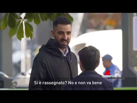 Milano, un commovente esperimento sociale: bimbo chiede lavoro ai passanti