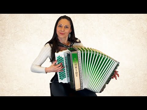 Claudia Hinker spielt "Hey Slavko, spiel uns eins" auf ihrer Steirischen Harmonika