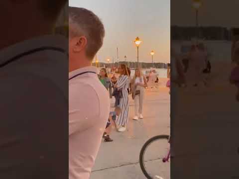 Alen Islamović zapjevao "Đurđevdan" sa uličnim sviračem u Rovinju i oduševio sve