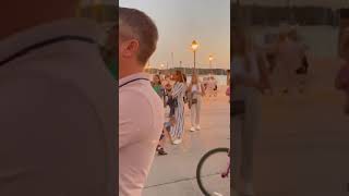 Alen Islamović zapjevao &quot;Đurđevdan&quot; sa uličnim sviračem u Rovinju i oduševio sve