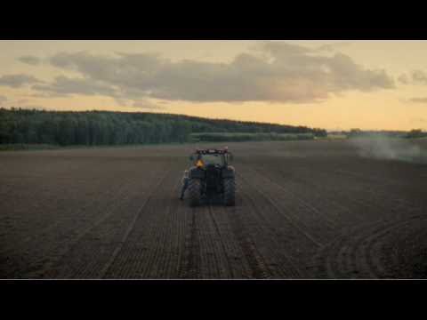 Lantmännen reklamfilm. Dansande värdinna som tar ut päronen ur ugnen, nyår.