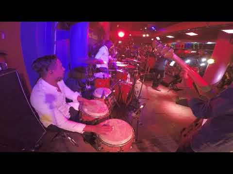 Isaac Delgado Medley en vivo Necesito una amiga , Que te Pasa Loco ,La Formula