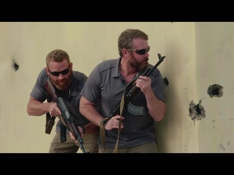 13 Hours: The Secret Soldiers of Benghazi (Featurette 'Oz & Max')