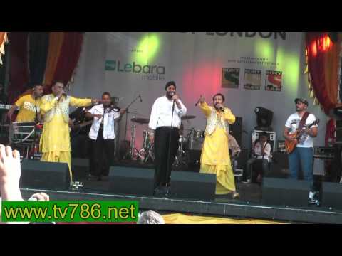Oah Yaaro Kaun Nachdi Bhangra song by Heera at Trafalgar Sq London