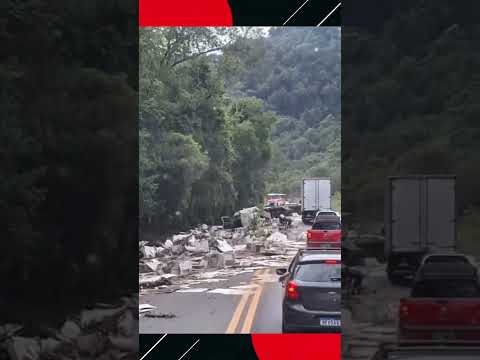 Motorista perde controle e tomba carreta na BR 373 em Coronel Vivida.