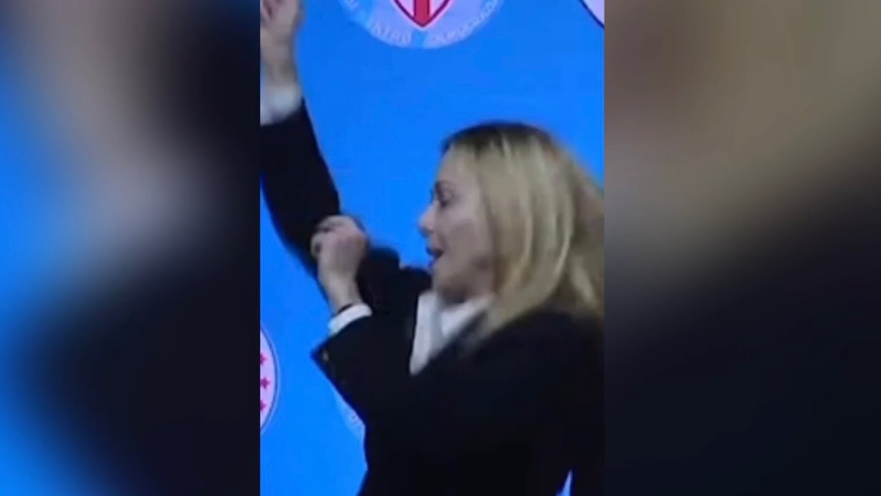 GIORGIA MELONI SALTA E CANTA “CHI NON SALTA COMUNISTA È…”