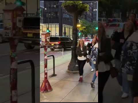 CHICAGO🇺🇸NIGHTLIFE walk, this CITY never SLEEPS  4K #chicago #walkthrough #4k #travel #city #vlogs