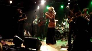 Mo Kalamity "sitting on this rock" en concert