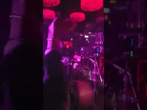 Dongo - Doloi Kabes ft GIA Live at Club VipRoom