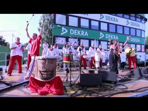AFROEIRA - NOSSA GENTE (Avisa lá) LIVE - A man plays simultaneously 4 surdos!