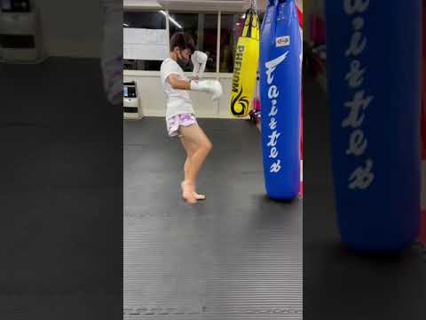 キックボクシング　中学生のミドルキックの練習
