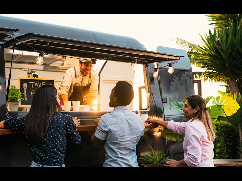 Restaurante de mesas vazias a casa cheia