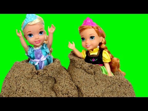 Sand Truck ! Elsa & Anna toddlers - Giant butterfly - Sand Play - Castle
