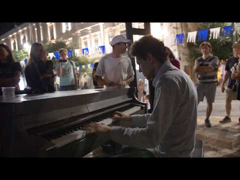 Public Piano Medley In Jerusalem with Street Musicians – Thomas Krüger Video