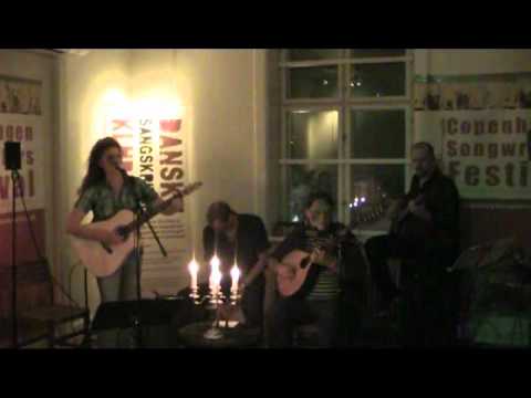 Sarah : Natasja Lee Dickinson