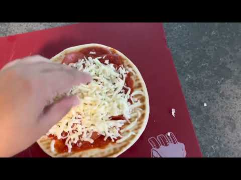 How to Make a Flatbread Pizza Using an Air Fryer