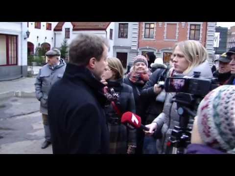 Rīgas Pašvaldības policija aiztur piketētāju, kas pieprasīja Ušakova atkāpšanos (part4)