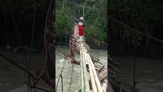 Download lagu Jembatan roboh mp3