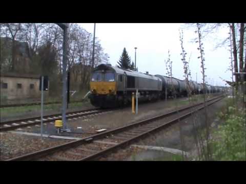 Diesellok 266 106 (CB 1001, Class 66) mit Kesselzug bei der Ausfahrt aus Kamenz (Sa.)