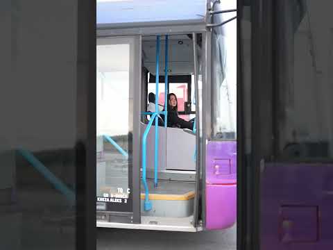 Ona vozi autobus 😆