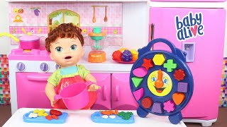 BABY ALIVE SARINHA PREPARA UMA COMIDINHA DELICIOSA E APRENDE A VER AS HORAS