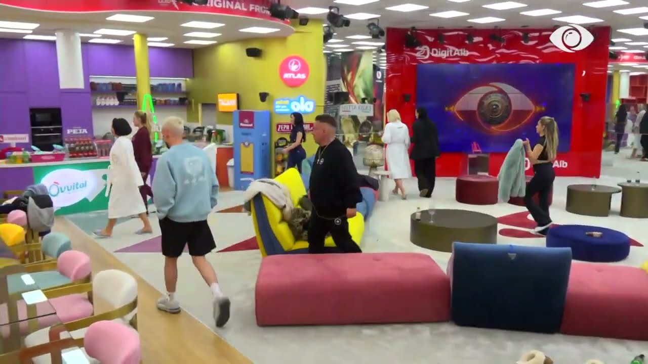 “Qetësi!”/ Juli urdhëron banorët, Ilnisa raportim në dhomën e ndenjes: Çdo gjë në rregull….