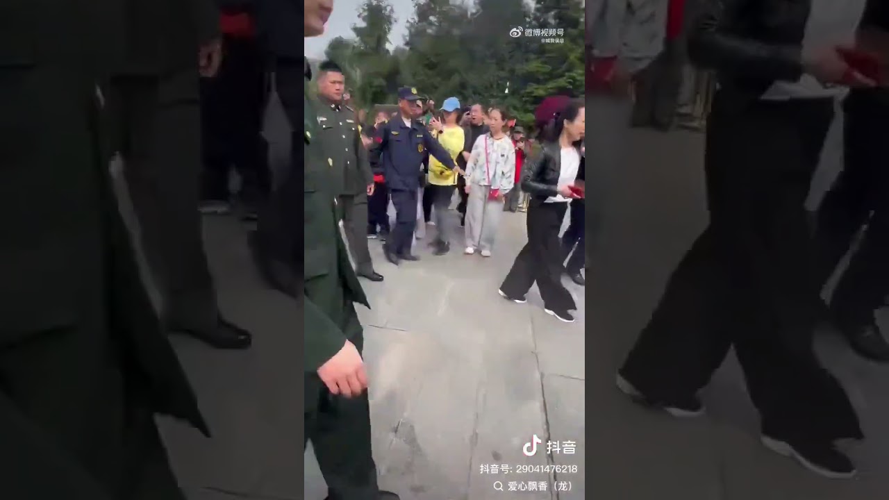 4月5日毛新宇携家人韶山祭祖，一名女子手举一张大纸下跪被拖走。