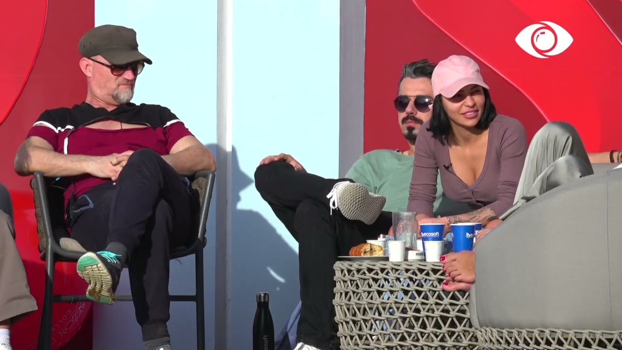 Po na acaron/ Dea dhe Efi debatojnë për cigaret