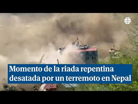 Moment en què una riuada sobtada arrasa tot al seu pas al Nepal