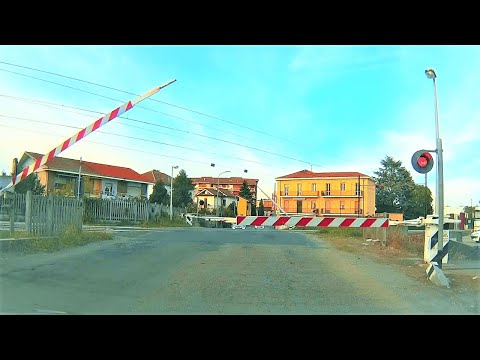 Passaggio a livello Alessandria Strada Casalcermelli treno in transito #levelcrossing #bahnübergang