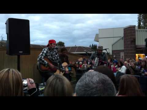 Zach Gill, Jack Johnson, G-Love "Girl I Wanna Lay You Down" (Live)