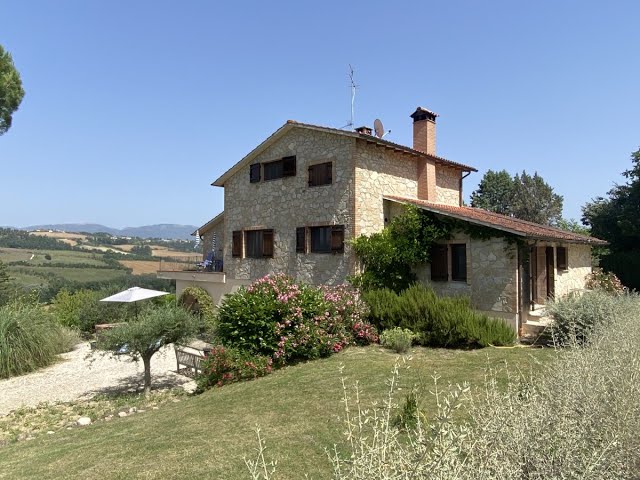 Todi: country house with spectacular views of the city, garage and over 5,000 m2 of land